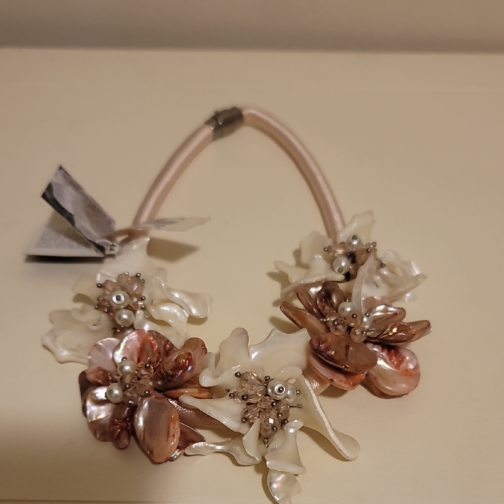 Elegant Floral Pearl Necklace